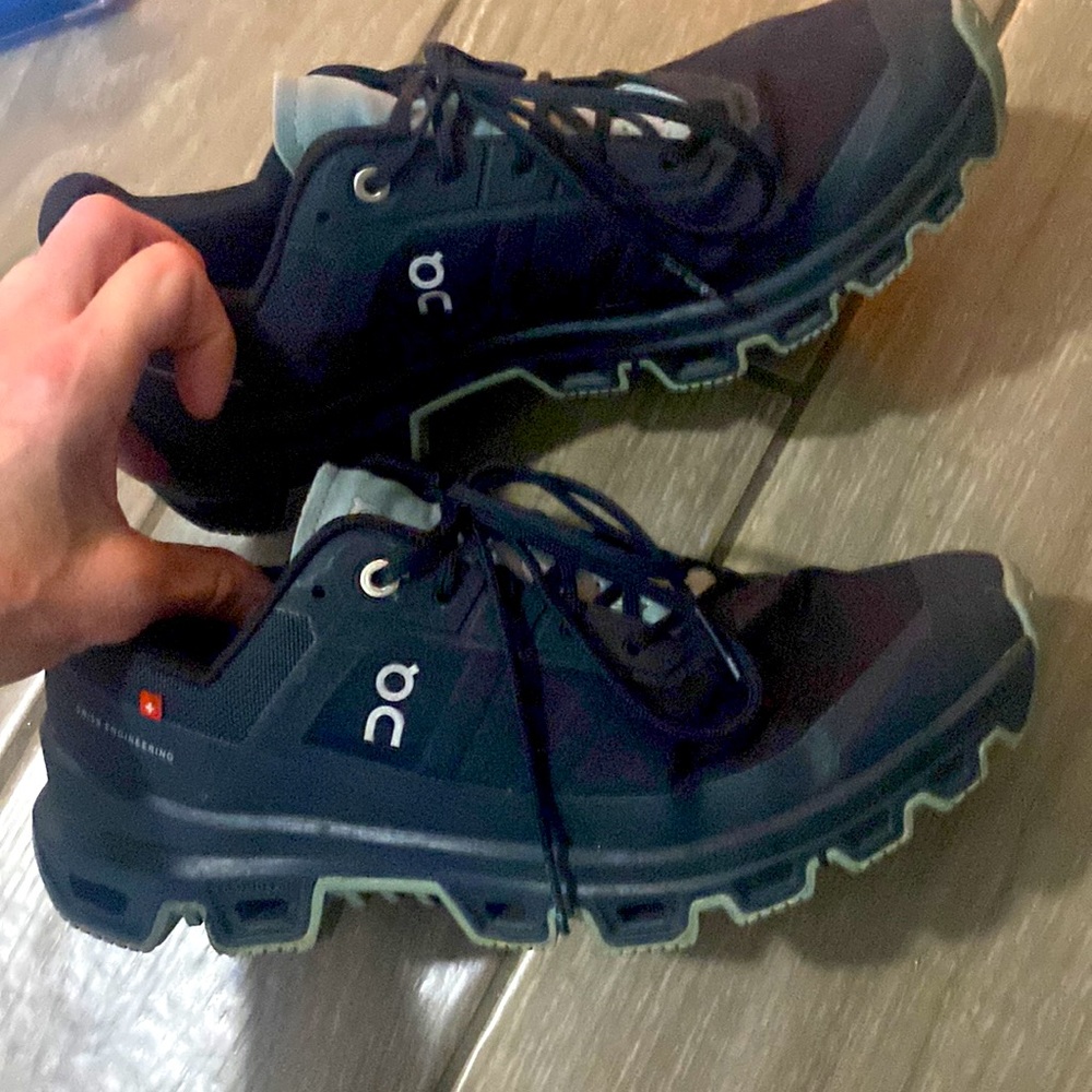 ON Cloud Cloudventure Trail Running Shoes Womens Size 9 Dark Navy w Blue linings
